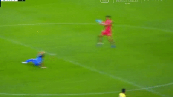 Thủ môn Argentina lao lên giữa sân bắt bóng