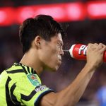 Thủ môn Lens nói 1 câu với Tomiyasu sau pha bỏ lỡ tai hại