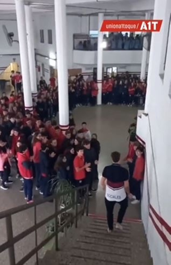 Tiền đạo 17 tuổi được cả trường ra đón sau bàn thắng ở giải Argentina