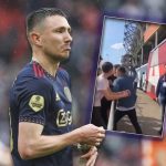 Tiền đạo Ajax đấm vào mặt CĐV đối thủ