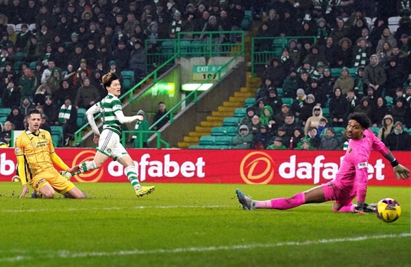 Tiền đạo Nhật Bản xếp trên Mbappe ở cuộc đua giày vàng châu Âu