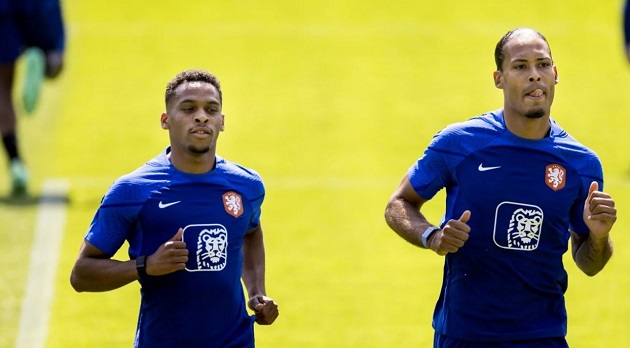 Timber gây ấn tượng ở vị trí mới, Van Dijk dành lời khen đặc biệt