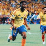 Toàn cảnh Darwin Nunez hùng hổ lao lên khán đài rồi bị ăn đấm