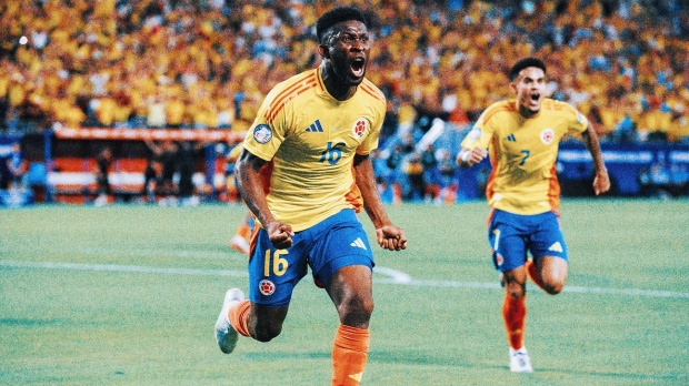 Toàn cảnh Darwin Nunez hùng hổ lao lên khán đài rồi bị ăn đấm