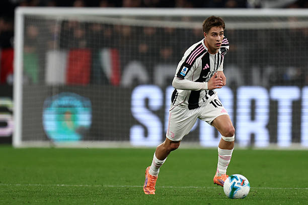 Top 10 tiền đạo trái ghi nhiều bàn và kiến tạo nhất 1 năm qua: Raphinha dẫn đầu; Yildiz thăng tiến