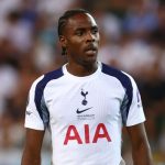 Tottenham phản ứng mạnh với nạn phân biệt chủng tộc nhắm vào Tel