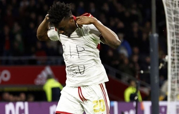 Trọng tài Hà Lan an ủi, không rút thẻ cho cầu thủ cởi áo ăn mừng