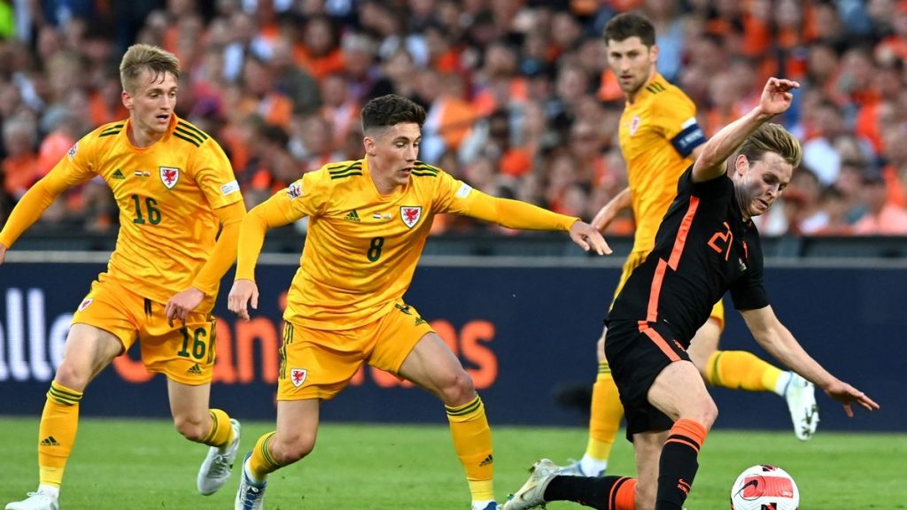 Trước khi đưa tin xấu cho M.U, De Jong chói sáng giúp Hà Lan đánh bại Xứ Wales