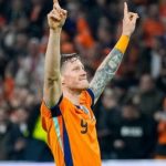 Van de Vaart “buồn nôn” với cách ăn mừng của Weghorst