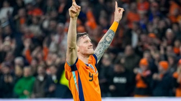 Van de Vaart “buồn nôn” với cách ăn mừng của Weghorst