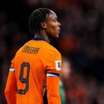 Van Hooijdonk khen ngợi màn ra mắt của Emegha ở tuyển Hà Lan