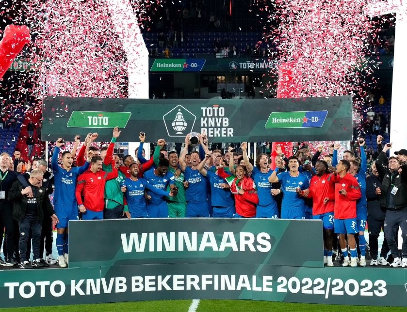 Van Nistelrooy giành 2 danh hiệu ở mùa giải đầu tiên làm HLV