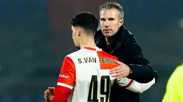 Van Persie cho con trai ra mắt: “Tôi là HLV, không phải cha”
