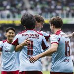 Van Persie thắng 6/7 trận bất bại với Feyenoord, dẫn đầu Eredivisie