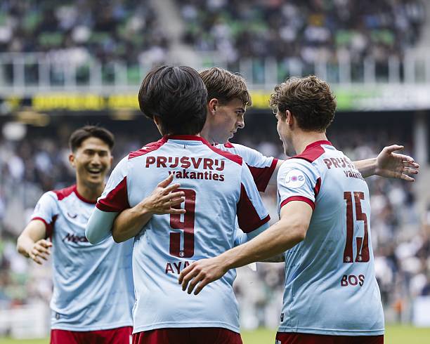 Van Persie thắng 6/7 trận bất bại với Feyenoord, dẫn đầu Eredivisie