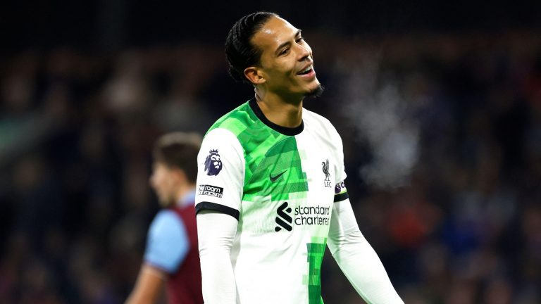 Virgil van Dijk và 4 hậu vệ ưu tú chưa bị qua người mùa bóng 2023/24