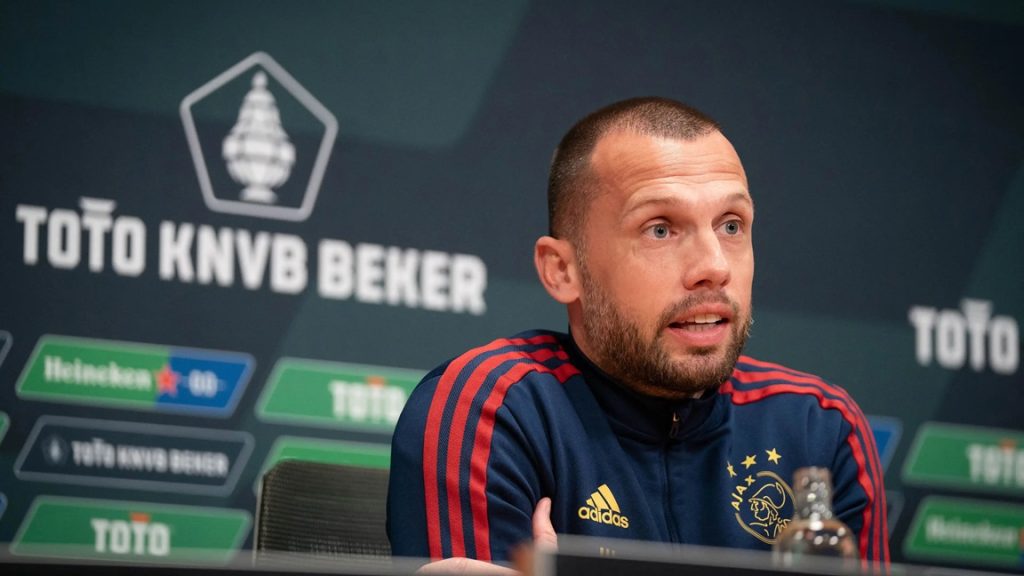 Vừa quay lại Ajax, John Heitinga đã cấm cửa 7 cầu thủ