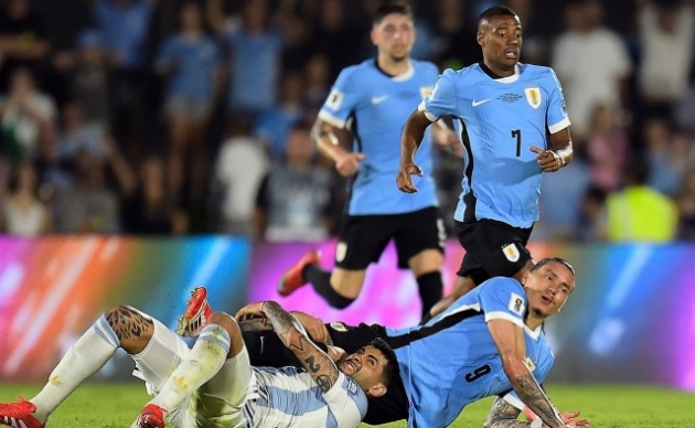 Xô xát, tranh cãi, va chạm và một khoảnh khắc thiên tài cứu cả trận đấu