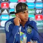 Yamal hành động gây tranh cãi ở buổi họp báo, bị huyền thoại Real Madrid chỉ trích