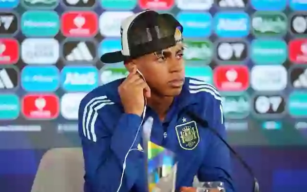 Yamal hành động gây tranh cãi ở buổi họp báo, bị huyền thoại Real Madrid chỉ trích