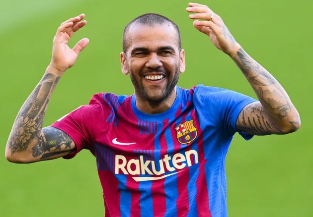 Alves nêu tên 3 hậu vệ phải đẳng cấp hiện tại