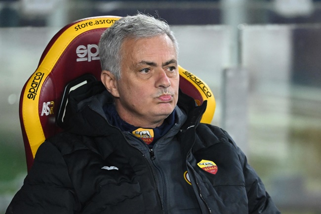 Ẩu đả, UEFA cấm trợ lý Mourinho và HLV đối thủ