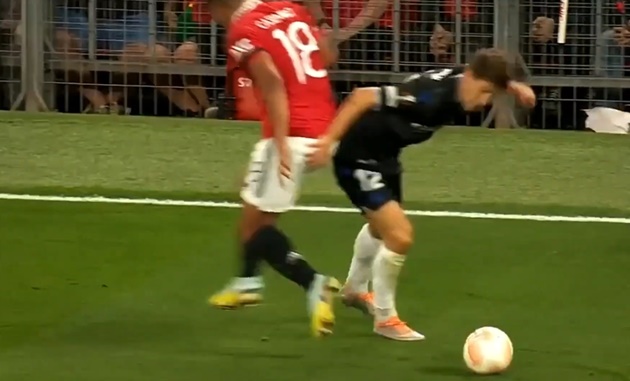 Casemiro lại hóa trò cười trước Sociedad