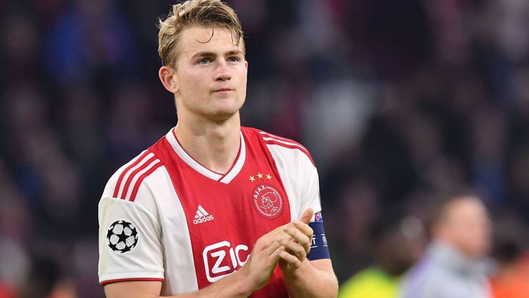 ‘Có vẻ De Ligt đã khuyên Ajax mua lại Van de Beek’