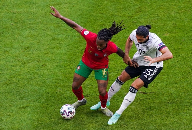 Hazard, Sanches hưởng lợi như thế nào nhờ bờ mông cong?