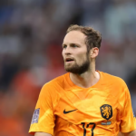 Koeman tạo điều kiện, Daley Blind cán cột mốc khủng