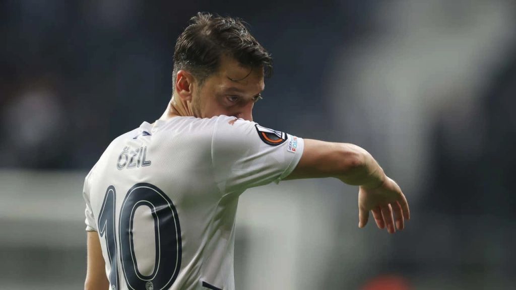Ozil đoạn tuyệt với Fenerbahce
