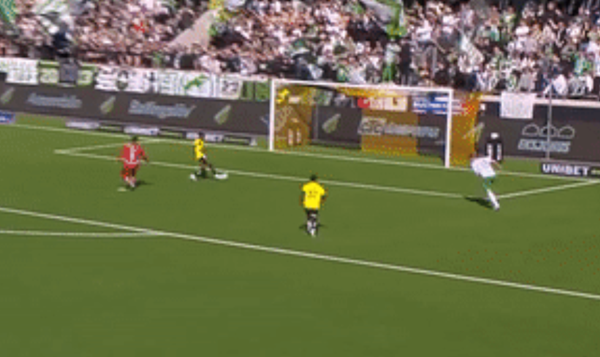 Thủ môn tuyển Thụy Điển mắc sai lầm ngớ ngẩn