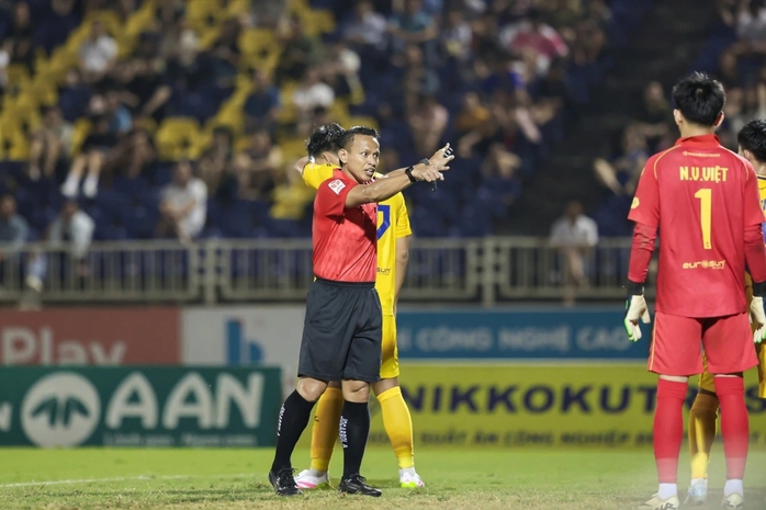 Trọng tài ngoại sai sót ở V-League và vấn đề niềm tin