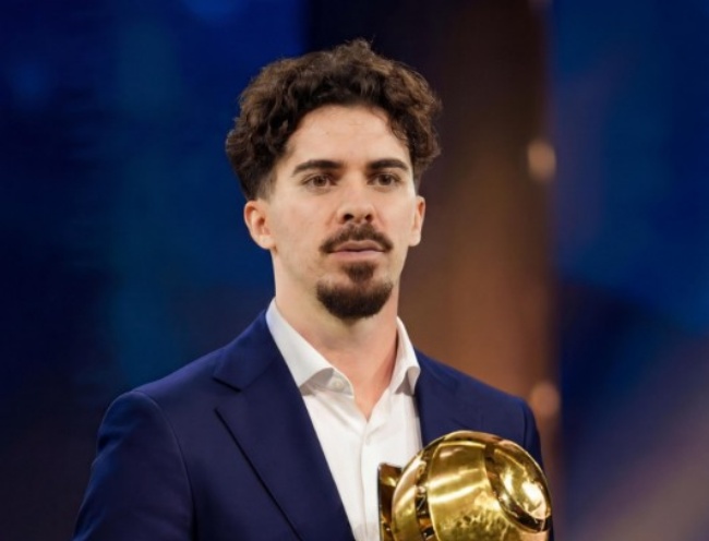 Vitinha chia sẻ cảm xúc khi giành giải Tiền vệ xuất sắc nhất năm 2025