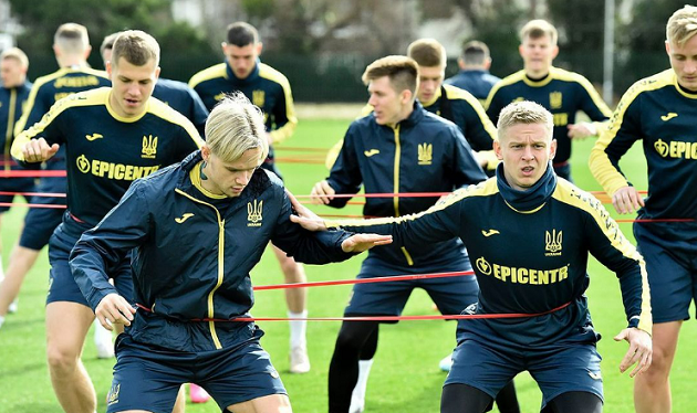 Zinchenko bắt cặp với chữ ký hụt 100 triệu euro của Arsenal